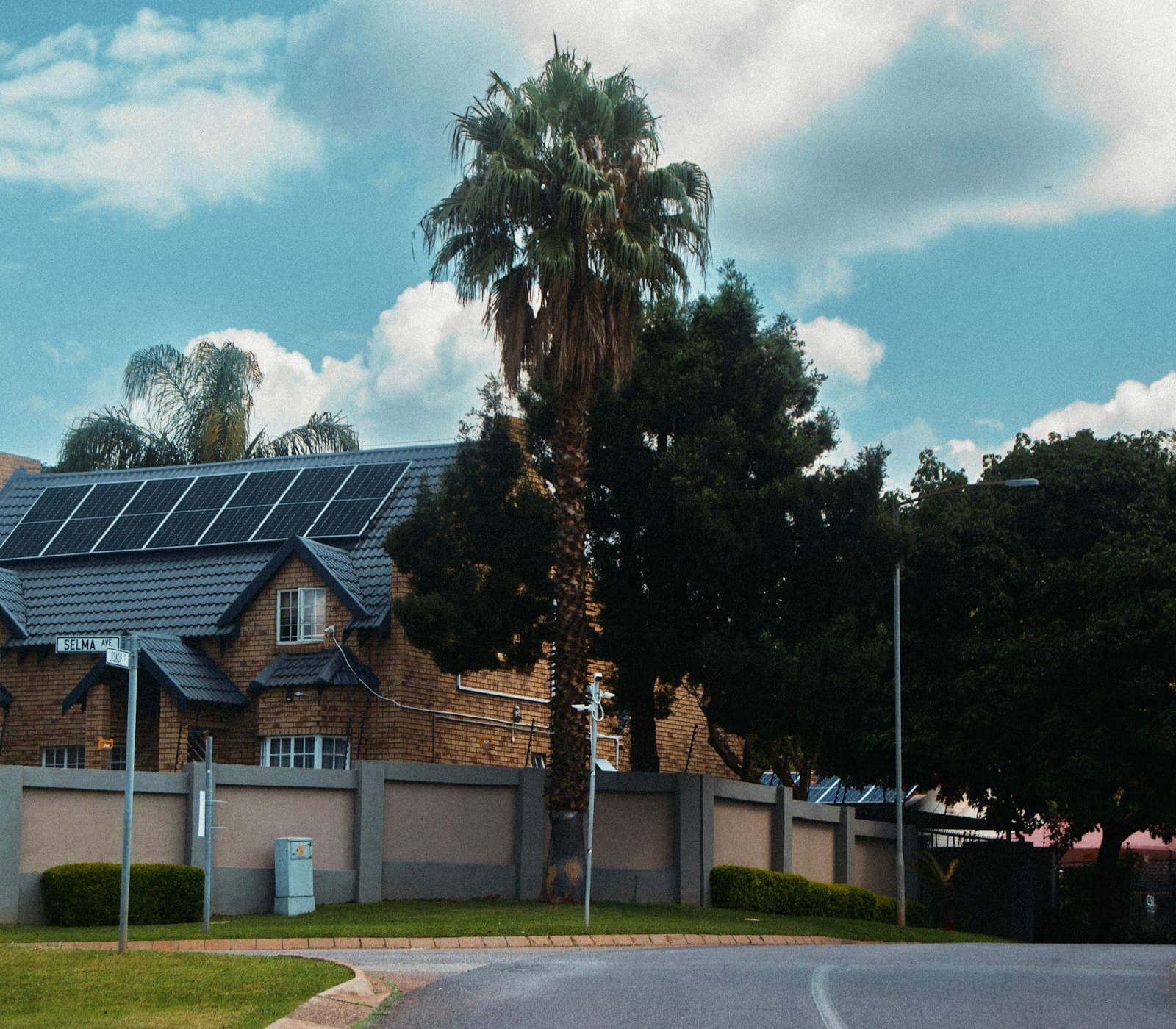 Toiture résidentielle équipée de panneaux solaires photovoltaïques