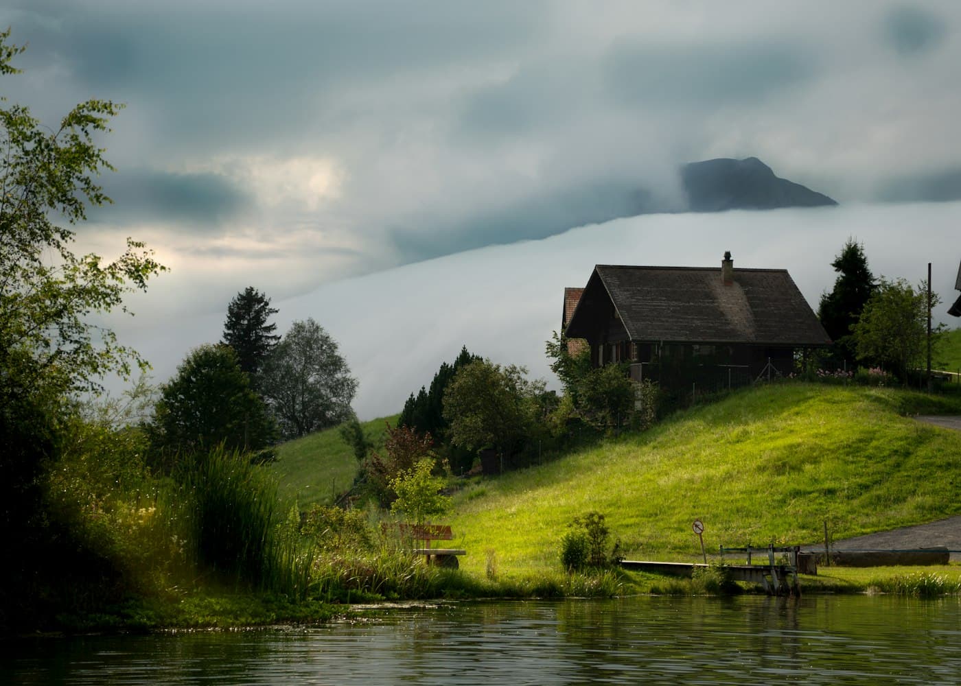 Propriété résidentielle suisse surplombant un lac de montagne